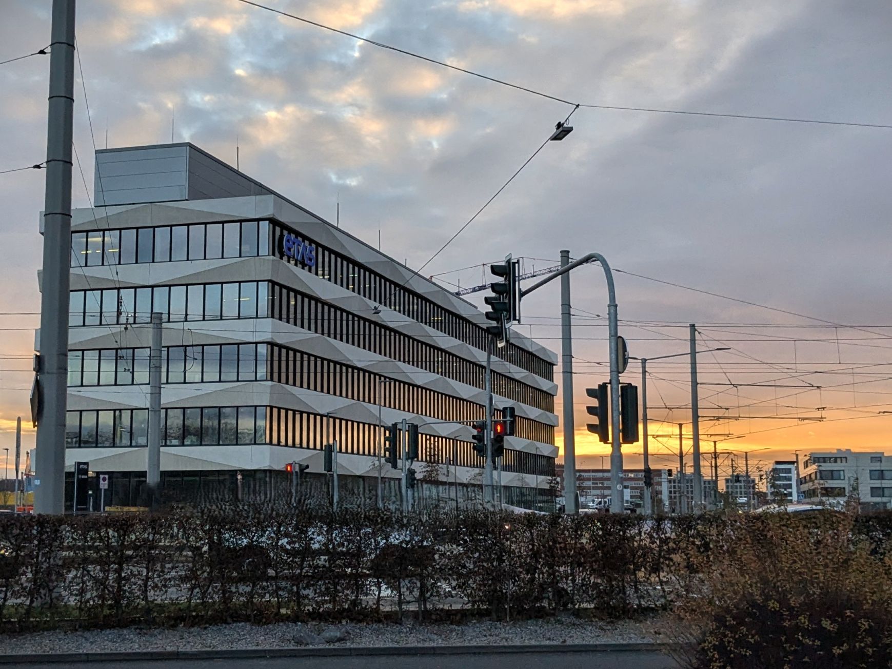 Bürogebäude Bochum in der Abenddämmerung