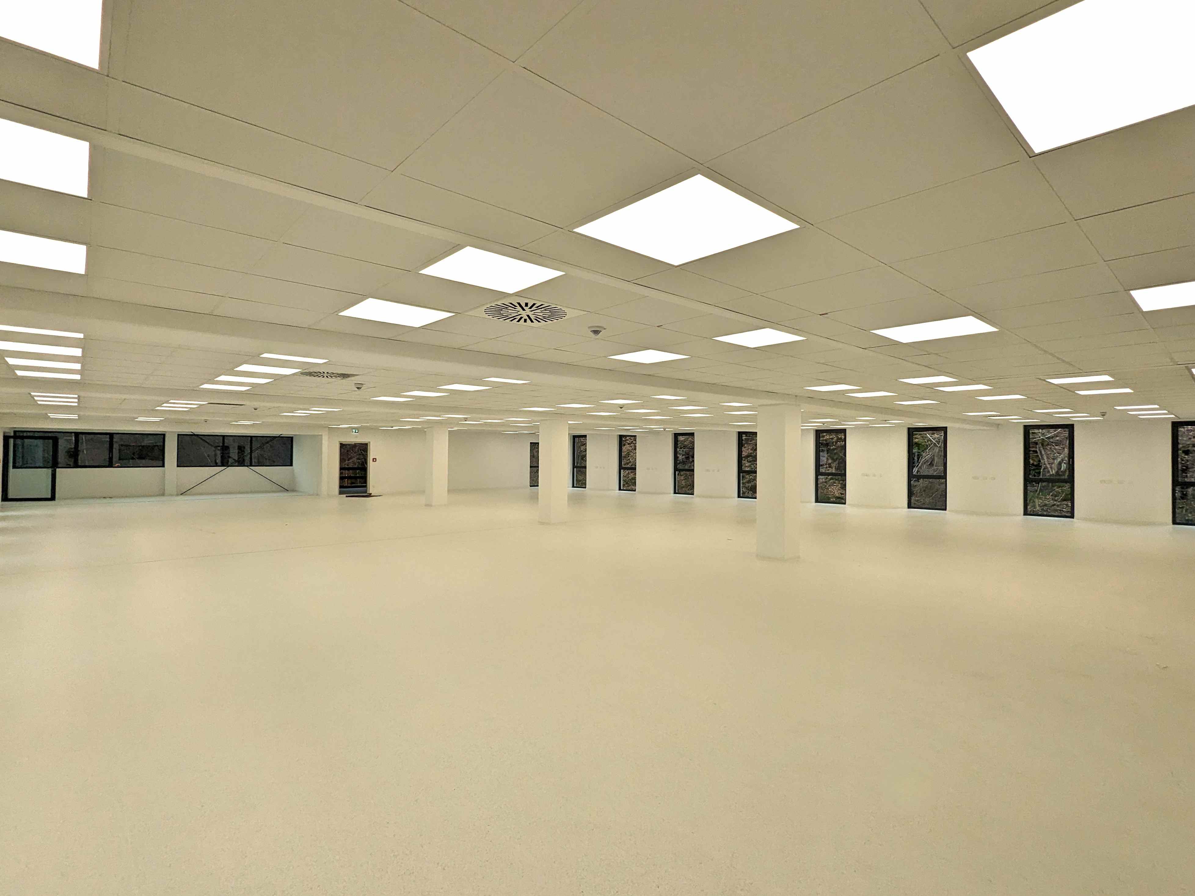 Heller Raum im Büro- und Produktionsgebäude Engelskirchen